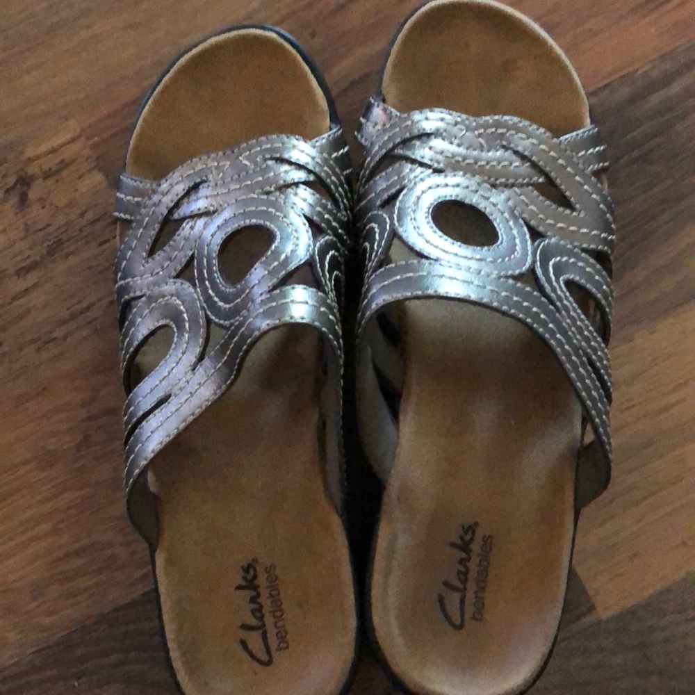 Clarks bendable Sandals in Bronze color